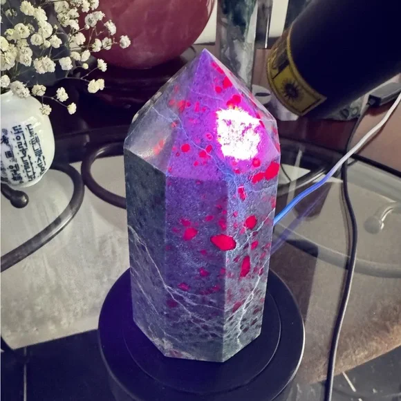Ruby in kyanite tower, very UV reactive. Weight approx:3.2lb